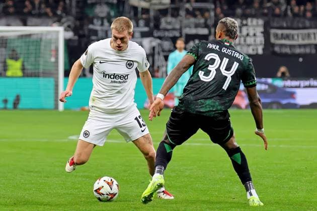 Frankfurt, Deutschland 23. Januar 2025: Europa League - 2024 2025 - Eintracht Frankfurt vs. Ferencvarosi TC Im Bild: v.li. Rasmus Kristensen (Frankfurt) im Zweikampf gegen Raul Gustavo (Ferencvarosi). Deutsche Bank Park Hessen Copyright: xFotostandx xRacochax