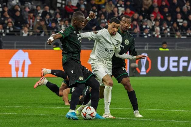 im Zweikampf, Aktion, mit Hugo Ekitike 11 (Eintracht Frankfurt), Habib Maiga 80 (Ferencvaros TC), Eintracht Frankfurt vs. Ferencvaros TC, Fussball, Europa League, 7. Spieltag, 23.01.2025 Frankfurt am Main Hessen Deutschland