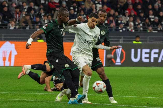im Zweikampf, Aktion, mit Hugo Ekitike 11 (Eintracht Frankfurt), Habib Maiga 80 (Ferencvaros TC), Eintracht Frankfurt vs. Ferencvaros TC, Fussball, Europa League, 7. Spieltag, 23.01.2025 Frankfurt am Main Hessen Deutschland