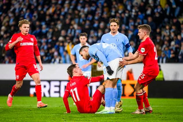 250123 Gabriel Busanello of Malmö FF against Daan Rots of Twente during the UEFA Europa League football match between Malmö FF and Twente on January 23, 2025 in Malmö. Photo: Christoffer Borg Mattisson BILDBYRAN COP 261 PA0962 fotboll football soccer fotball uefa europa league europa league malmö ff Twente bbeng Copyright: CHRISTOFFERxBORGxMATTISSON BB250123CB126