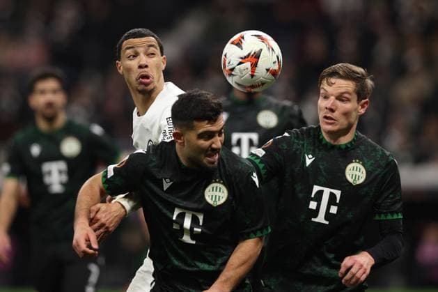 23.01.2025, xovx, Fussball UEFA Europa League, Eintracht Frankfurt - Ferencvaros Budapest emspor, v.l. Hugo Ekitike (Eintracht Frankfurt) Mohammed Abu Fani (Ferencvarosi TC Budapest) Stefan Gartenmann (Ferencvarosi TC Budapest) Zweikampf, Aktion, action, battle for the ball (DFL DFB REGULATIONS PROHIBIT ANY USE OF PHOTOGRAPHS as IMAGE SEQUENCES and or QUASI-VIDEO) Frankfurt am Main
