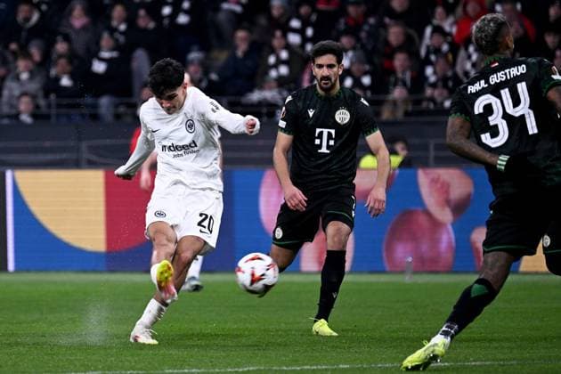 23.01.2025, xjhx, Fussball UEFA Europa League, Eintracht Frankfurt - Ferencvaros Budapest emspor, v.l. Can Uzun (Eintracht Frankfurt) Torschuetze, erzielt das Tor, Treffer, scores the goal 1:0 (DFL DFB REGULATIONS PROHIBIT ANY USE OF PHOTOGRAPHS as IMAGE SEQUENCES and or QUASI-VIDEO) Frankfurt am Main