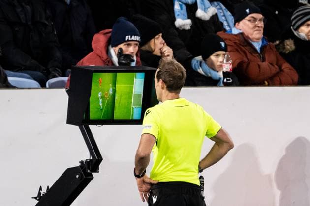 250123 Referee Sascha Stegemann at a VAR situation during the UEFA Europa League football match between Malmö FF and Twente on January 23, 2025 in Malmö. Photo: Petter Arvidson BILDBYRAN kod PA PA0962 fotboll football soccer fotball uefa europa league europa league malmö ff Twente bbeng Copyright: PETTERxARVIDSON BB250123PA245