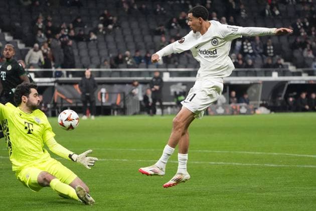 Hugo Ekitike (Eintracht Frankfurt, 11) scheitert an Torwart Denes Dibusz (Ferencvaros Budapest, 90) - Frankfurt 23.01.2025: Eintracht Frankfurt vs. Ferencvaros Budapest, Deutsche Bank Park, Europa League, 7. Spieltag