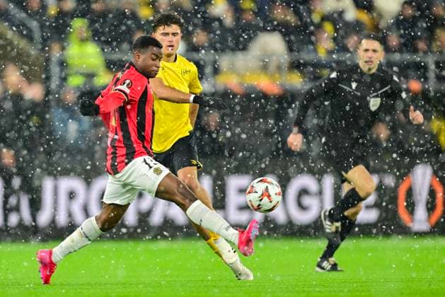 BORAS, SWEDEN 20250123 Nice s Youssoufa Moukoko with the ball and Elfsborg s Besfort Zeneli during Thursday s regular season match in the UEFA Europa League in football between IF Elfsborg and OGC Nice at Boras Arena in Boras, Sweden 23 January 2025. BORAS SWEDEN x9200x