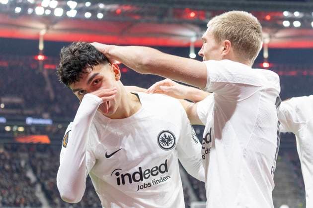 Sport Bilder des Tages UEFA Europa League: Eintracht Frankfurt - Ferencvaros Budapest, 23.01.2025 Can Uzun (Eintracht Frankfurt 20) bejhubelt seinen Treffer sein Tor zum 1:0 und streckt die Zunge raus, hält sich die Hand vors Gesicht & Rasmus Kristensen (Eintracht Frankfurt 13), Eintracht Frankfurt - Ferencvaros Budapest, Frankfurt, Deutsche Bank Park, 23.1.2025 Copyright: xBEAUTIFULxSPORTS Gawlikx