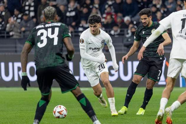 UEFA Europa League: Eintracht Frankfurt - Ferencvaros Budapest, 23.01.2025 Can Uzun (Eintracht Frankfurt 20) spielt die ungarische Abwehr aus, kurz bevor er das Tor den Treffer zum 1:0 erzielt, Eintracht Frankfurt - Ferencvaros Budapest, Frankfurt, Deutsche Bank Park, 23.1.2025 Copyright: xBEAUTIFULxSPORTS Gawlikx