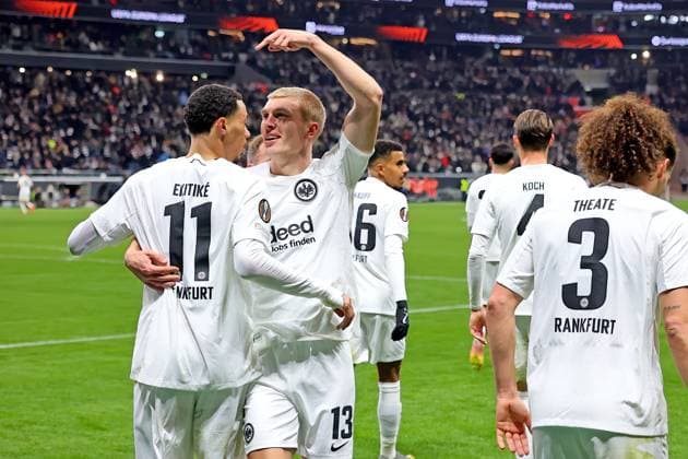 Frankfurt, Deutschland 23. Januar 2025: Europa League - 2024 2025 - Eintracht Frankfurt vs. Ferencvarosi TC Im Bild: Rasmus Kristensen (Frankfurt)(2. v.li.) feiert den Torschuetzen Hugo Ekitike (Frankfurt). Deutsche Bank Park Hessen Copyright: xFotostandx xRacochax