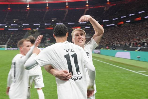 celebrate the goal, Torjubel zum 2:0 Hugo Ekitike (Eintracht Frankfurt, 11), Rasmus Kristensen (Eintracht Frankfurt, 13) - Frankfurt 23.01.2025: Eintracht Frankfurt vs. Ferencvaros Budapest, Deutsche Bank Park, Europa League, 7. Spieltag