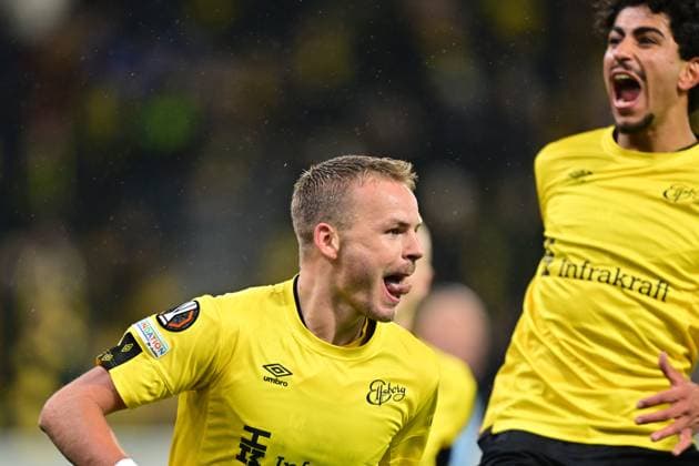 BORAS, SVERIGE 20250123 Elfsborgs Gustav Henriksson firar sitt 1-0-mal, i bakgrunden syns Ahmed Qasem, under torsdagens grundseriematch i Uefa Europa League i fotboll mellan IF Elfsborg och OGC Nice pa Boras arena. BORAS SVERIGE x9200x