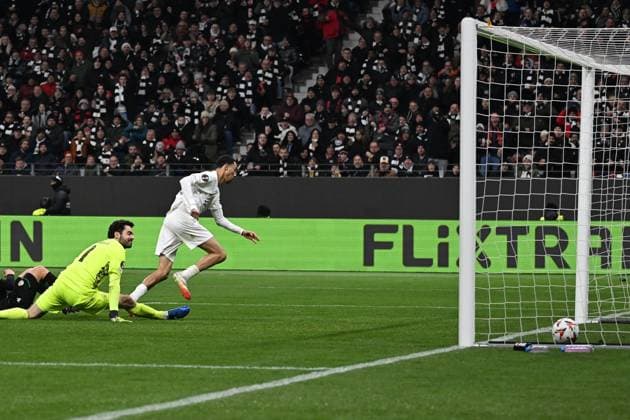 23.01.2025, xjhx, Fussball UEFA Europa League, Eintracht Frankfurt - Ferencvaros Budapest emspor, v.l. Hugo Ekitike (Eintracht Frankfurt) Torschuetze, erzielt das Tor, Treffer, scores the goal 2:0 Adam Varga (Ferencvarosi TC Budapest) (DFL DFB REGULATIONS PROHIBIT ANY USE OF PHOTOGRAPHS as IMAGE SEQUENCES and or QUASI-VIDEO) Frankfurt am Main