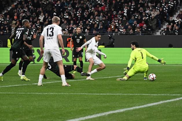 23.01.2025, xjhx, Fussball UEFA Europa League, Eintracht Frankfurt - Ferencvaros Budapest emspor, v.l. Hugo Ekitike (Eintracht Frankfurt) Torschuetze, erzielt das Tor, Treffer, scores the goal 2:0 Adam Varga (Ferencvarosi TC Budapest) (DFL DFB REGULATIONS PROHIBIT ANY USE OF PHOTOGRAPHS as IMAGE SEQUENCES and or QUASI-VIDEO) Frankfurt am Main