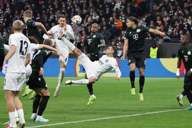 Fallrückzieher von Ellys Skhiri (Eintracht Frankfurt , Nr. 15) , Eintracht Frankfurt - Ferencvaros Budapest , Fussball, UEFA Europa League , UEL, Saison 2024 2025, Matchday 7, 23.01.2025, -