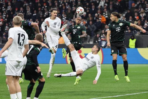 Fallrückzieher von Ellys Skhiri (Eintracht Frankfurt , Nr. 15) , Eintracht Frankfurt - Ferencvaros Budapest , Fussball, UEFA Europa League , UEL, Saison 2024 2025, Matchday 7, 23.01.2025, -
