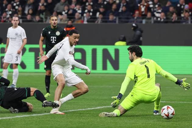 Tor zum 2:0 durch Torschützen Hugo Ekitike (Eintracht Frankfurt , Nr. 11) gegen Torwart Adam Varga (Ferencvaros TC, Nr. 1) , Eintracht Frankfurt - Ferencvaros Budapest , Fussball, UEFA Europa League , UEL, Saison 2024 2025, Matchday 7, 23.01.2025, -