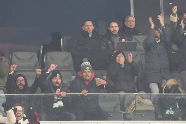 Der gesperrte Trainer Dino Toppmöller (Eintracht Frankfurt) sieht das 2:0 von Hugo Ekitike (Eintracht Frankfurt, 11) - Frankfurt 23.01.2025: Eintracht Frankfurt vs. Ferencvaros Budapest, Deutsche Bank Park, Europa League, 7. Spieltag
