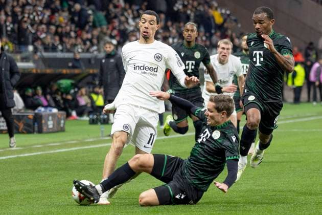 UEFA Europa League: Eintracht Frankfurt - Ferencvaros Budapest, 23.01.2025 Stefan Gartenmann (Ferencvarosi Torna Club Budapest 3) grätscht den ball vor Hugo Ekitike (Eintracht Frankfurt 11) weg, Eintracht Frankfurt - Ferencvaros Budapest, Frankfurt, Deutsche Bank Park, 23.1.2025 Copyright: xBEAUTIFULxSPORTS Gawlikx