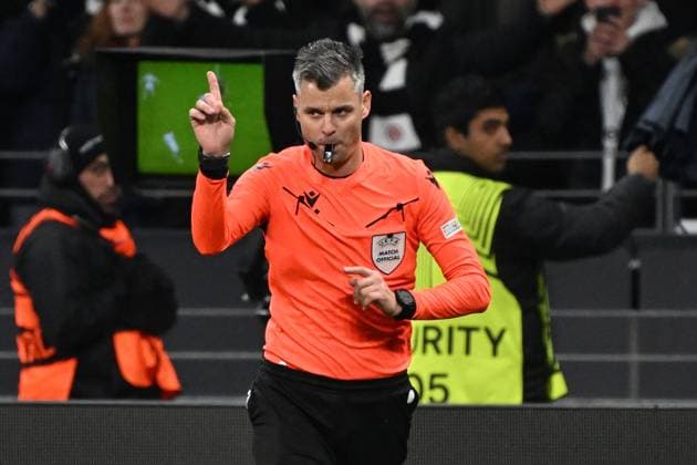23.01.2025, xjhx, Fussball UEFA Europa League, Eintracht Frankfurt - Ferencvaros Budapest emspor, v.l. Schiedsrichter Referee Enea Jorgji (Albanien) VAR Video Assistent Referee Schiedsrichter Aleandro di Paolo (Italien) nach dem vermeintlichen Handspiel von Ibrahim Cisse (Ferencvarosi TC Budapest) (DFL DFB REGULATIONS PROHIBIT ANY USE OF PHOTOGRAPHS as IMAGE SEQUENCES and or QUASI-VIDEO) Frankfurt am Main