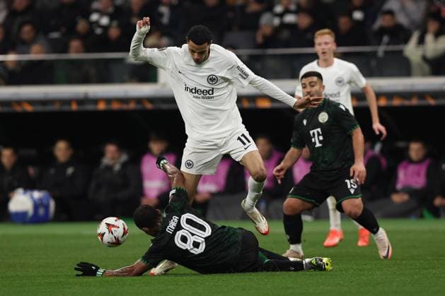 23.01.2025, xovx, Fussball UEFA Europa League, Eintracht Frankfurt - Ferencvaros Budapest emspor, v.l. Habib Maiga (Ferencvarosi TC Budapest) Hugo Ekitike (Eintracht Frankfurt) Zweikampf, Aktion, action, battle for the ball (DFL DFB REGULATIONS PROHIBIT ANY USE OF PHOTOGRAPHS as IMAGE SEQUENCES and or QUASI-VIDEO) Frankfurt am Main