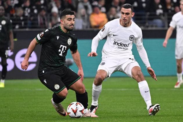 Fußball UEFA Europa League 7. Spieltag Eintracht Frankfurt - Ferencvaros Budapest am 23.01.2025 im Deutsche Bank Park in Frankfurt Mohammad Abu Fani ( Budapest ), links - Ellyes Skhiri ( Frankfurt ), rechts