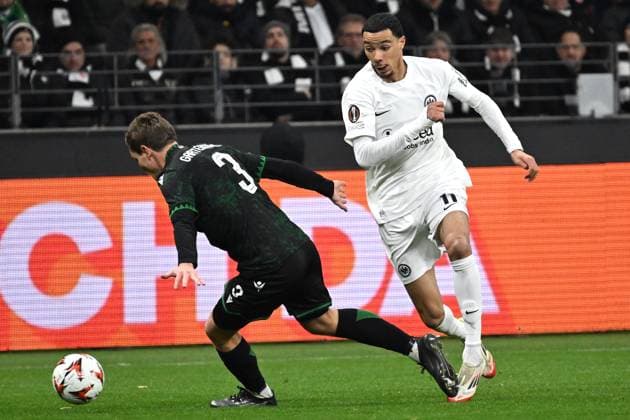 Fußball UEFA Europa League 7. Spieltag Eintracht Frankfurt - Ferencvaros Budapest am 23.01.2025 im Deutsche Bank Park in Frankfurt Stefan Gartenmann ( Budapest ), links - Hugo Ekitike ( Frankfurt ), rechts