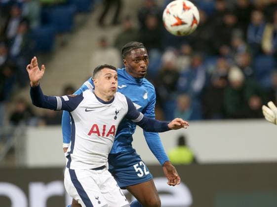 David Mokwa (Hoffenheim, rechts) köpft das Tor zum 2:3 für Hoffenheim . Fussball: Europa League: Saison 24 25: TSG 1899 Hoffenheim - Tottenham Hotspur , 7. Spieltag, 23.01.2025.