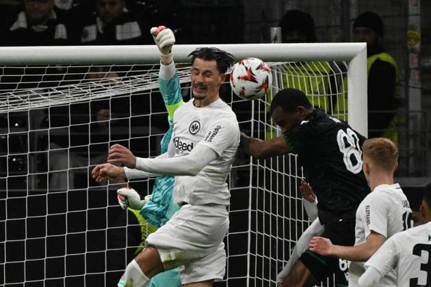 23.01.2025, xjhx, Fussball UEFA Europa League, Eintracht Frankfurt - Ferencvaros Budapest emspor, v.l. Kevin Trapp (Eintracht Frankfurt) Robin Koch (Eintracht Frankfurt) Habib Maiga (Ferencvarosi TC Budapest) Zweikampf, Aktion, action, battle for the ball (DFL DFB REGULATIONS PROHIBIT ANY USE OF PHOTOGRAPHS as IMAGE SEQUENCES and or QUASI-VIDEO) Frankfurt am Main