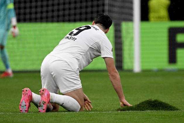 23.01.2025, xjhx, Fussball UEFA Europa League, Eintracht Frankfurt - Ferencvaros Budapest emspor, v.l. Igor Matanovic (Eintracht Frankfurt) und ein beschädigter Rasen (DFL DFB REGULATIONS PROHIBIT ANY USE OF PHOTOGRAPHS as IMAGE SEQUENCES and or QUASI-VIDEO) Frankfurt am Main