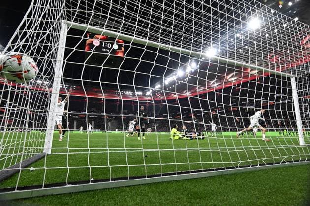 23.01.2025, xjhx, Fussball UEFA Europa League, Eintracht Frankfurt - Ferencvaros Budapest emspor, v.l. Hugo Ekitike (Eintracht Frankfurt) Torschuetze, erzielt das Tor, Treffer, scores the goal 2:0 Adam Varga (Ferencvarosi TC Budapest) (DFL DFB REGULATIONS PROHIBIT ANY USE OF PHOTOGRAPHS as IMAGE SEQUENCES and or QUASI-VIDEO) Frankfurt am Main