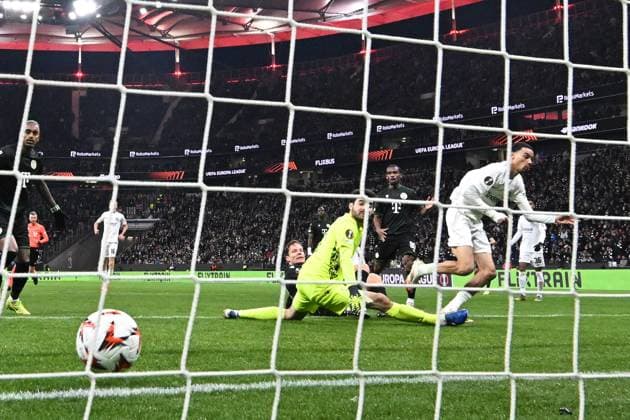 23.01.2025, xjhx, Fussball UEFA Europa League, Eintracht Frankfurt - Ferencvaros Budapest emspor, v.l. Hugo Ekitike (Eintracht Frankfurt) Torschuetze, erzielt das Tor, Treffer, scores the goal 2:0 Adam Varga (Ferencvarosi TC Budapest) (DFL DFB REGULATIONS PROHIBIT ANY USE OF PHOTOGRAPHS as IMAGE SEQUENCES and or QUASI-VIDEO) Frankfurt am Main