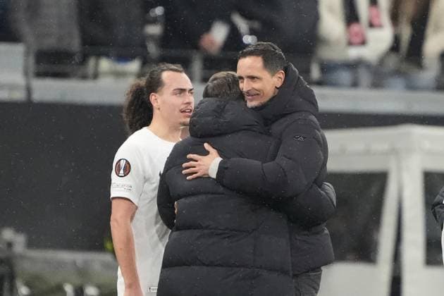 Gratulation für Jan Fießer nach dem 2:0 Sieg vom gesperrten Trainer Dino Toppmöller (Eintracht Frankfurt) - Frankfurt 23.01.2025: Eintracht Frankfurt vs. Ferencvaros Budapest, Deutsche Bank Park, Europa League, 7. Spieltag