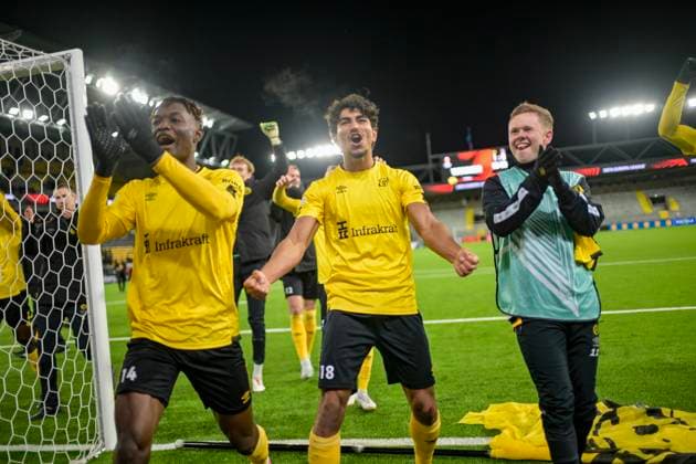 BORAS, SVERIGE 20250123 Elfsborgs Jalal Abdullai, Ahmed Qasem och Eggert Aron Gudmundsson firar segern över Nice i torsdagens grundseriematch i Uefa Europa League i fotboll mellan IF Elfsborg och OGC Nice pa Boras arena. BORAS SVERIGE x9200x