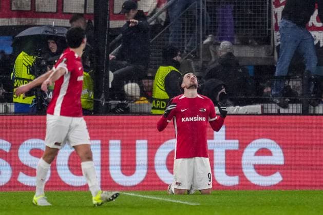ALKMAAR, NETHERLANDS - JANUARY 23: Troy Parrott of AZ Alkmaar celebrates after scoring his team s first goal during the UEFA Europa League 2024 25 League Phase MD7 match between AZ and AS Roma at AZ Stadion on January 23, 2025 in Alkmaar, Netherlands. (Photo by Rene Nijhuis) SPO  Copyright: xRenexNijhuis