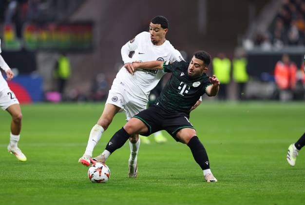 23.01.2025, Fussball UEFA Europa League, Eintracht Frankfurt - Ferencvarosi TC, emonline, emspor, v.l., Hugo Ekitike (Eintracht Frankfurt), Mohammed Abu Fani (Ferencvarosi TC Budapest) DFL DFB REGULATIONS PROHIBIT ANY USE OF PHOTOGRAPHS AS IMAGE SEQUENCES AND OR QUASI-VIDEO. xdcx Copyright: HMBxMedia Claus
