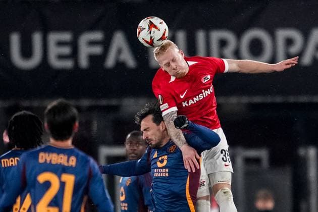 ALKMAAR, NETHERLANDS - JANUARY 23: Mats Hummels of AS Roma and Mexx Meerdink of AZ Alkmaar compete for the headed ball during the UEFA Europa League 2024 25 League Phase MD7 match between AZ and AS Roma at AZ Stadion on January 23, 2025 in Alkmaar, Netherlands. (Photo by Rene Nijhuis) SPO  Copyright: xRenexNijhuis