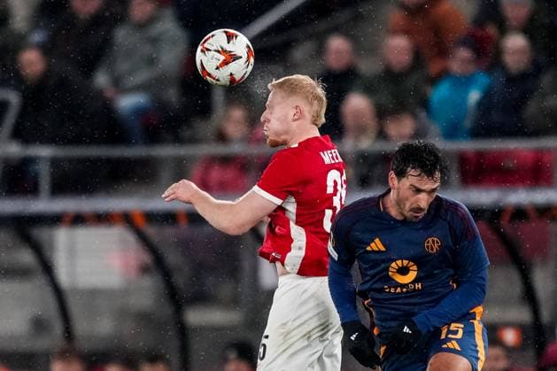 ALKMAAR, NETHERLANDS - JANUARY 23: Mexx Meerdink of AZ Alkmaar and Mats Hummels of AS Roma compete for the headed ball during the UEFA Europa League 2024 25 League Phase MD7 match between AZ and AS Roma at AZ Stadion on January 23, 2025 in Alkmaar, Netherlands. (Photo by Rene Nijhuis) SPO  Copyright: xRenexNijhuis