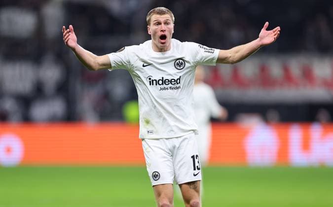 23.01.2025, Fussball UEFA Europa League, Eintracht Frankfurt - Ferencvarosi TC, emonline, emspor, v.l., Rasmus Kristensen (Eintracht Frankfurt) gibt Anweisungen, gestikuliert, mit den Armen gestikulieren gives instructions, gesticulate DFL DFB REGULATIONS PROHIBIT ANY USE OF PHOTOGRAPHS AS IMAGE SEQUENCES AND OR QUASI-VIDEO. xdcx Copyright: HMBxMedia Claus