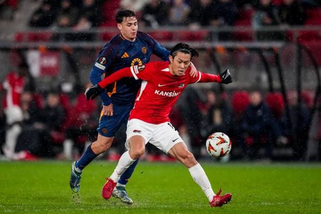 ALKMAAR, NETHERLANDS - JANUARY 23: Niccolo Pisilli of AS Roma challenges Seiya Maikuma of AZ Alkmaar during the UEFA Europa League 2024 25 League Phase MD7 match between AZ and AS Roma at AZ Stadion on January 23, 2025 in Alkmaar, Netherlands. (Photo by Rene Nijhuis) SPO  Copyright: xRenexNijhuis