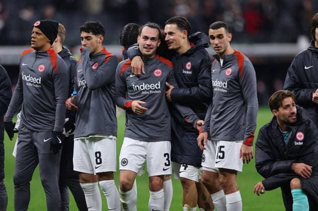 23.01.2025, Fussball UEFA Europa League, Eintracht Frankfurt - Ferencvarosi TC, emonline, emspor, v.l., Arthur Theate (Eintracht Frankfurt), Robin Koch (Eintracht Frankfurt) feiern mit den Fans DFL DFB REGULATIONS PROHIBIT ANY USE OF PHOTOGRAPHS AS IMAGE SEQUENCES AND OR QUASI-VIDEO. xdcx Copyright: HMBxMedia Claus