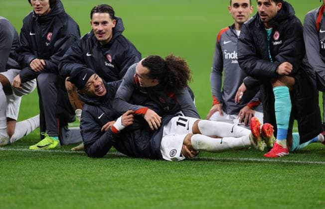 23.01.2025, Fussball UEFA Europa League, Eintracht Frankfurt - Ferencvarosi TC, emonline, emspor, v.l., Hugo Ekitike (Eintracht Frankfurt), Arthur Theate (Eintracht Frankfurt) feieren mit den Fans DFL DFB REGULATIONS PROHIBIT ANY USE OF PHOTOGRAPHS AS IMAGE SEQUENCES AND OR QUASI-VIDEO. xdcx Copyright: HMBxMedia Claus