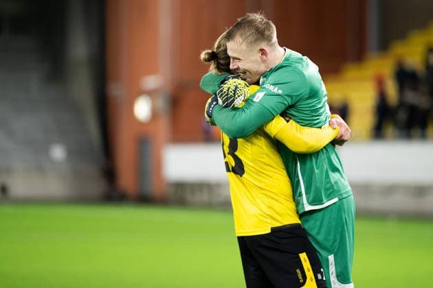 250123 Niklas Hult and goalkeeper Isak Pettersson of Elfsborg celebrate after the Europa League football match between Elfsborg and Nice on January 23, 2025 in Boras. Photo: Jörgen Jarnberger BILDBYRAN COP 112 JJ0433 fotboll football soccer fotball uefa europa league europa league elfsborg nice bbeng celebrate Copyright: JÖRGENxJARNBERGER BB250123JJ072