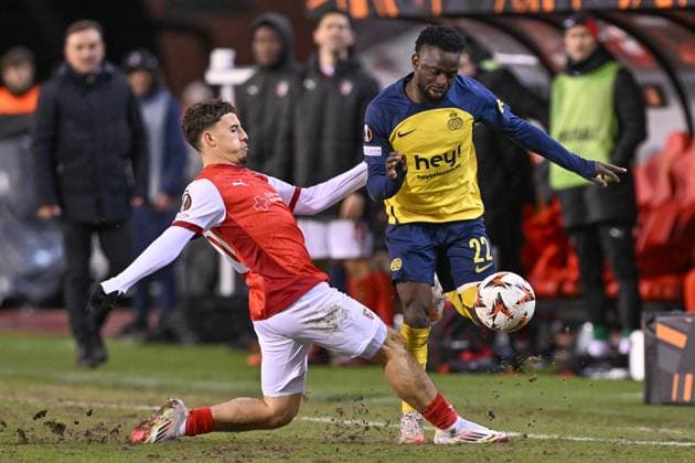 250123 Royale Union Saint-Gilloise vs SC Braga Ismael Gharbi (20) of Braga pictured fighting for the ball with Ousseynou Niang (22) of Union during the league phase - matchday 7 game in the Uefa Europa League season 2024-2025 between Royale Union Saint-Gilloise and SC Braga from Portugal on January 23 , 2025 in Brussel, Belgium. (Photo by David Catry Isosport) Brussel Belgium  Copyright: xDavidxCatryx 20250123DC2_8965