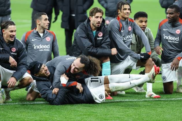 UEFA Europa League - Eintracht Frankfurt - Ferencvaros Budapest am 23.01.2025 im Deutsche Bank Park in Frankfurt Arthur Theate (Frankfurt 3) feiert mit Hugo Ekitike (Frankfurt 11) den Sieg, dahinter Robin Koch (Frankfurt 4) , Ellyes Skhiri (Frankfurt 15) , Torwart Kevin Trapp (Frankfurt 1) , Jean Matteo Bahoya (Frankfurt 19)