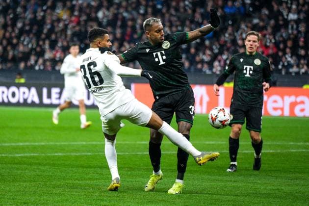 Ansgar Knauff (Eintracht Frankfurt, 36) im Zweikampf mit Raul Gustavo (Ferencvaros 34), GER, Eintracht Frankfurt vs. Ferencvaros Budapest, Fussball, UEFA Europa League, 7. Spieltag, Spielzeit 2024 25, 23.01.2025. GER, Eintracht Frankfurt vs. Ferencvaros Budapest, Fussball, UEFA Europa League, 7. Spieltag, Spielzeit 2024 25, 23.01.2025. Frankfurt Copyright: xEibner-Pressefoto FlorianxWieganx EP_FWD