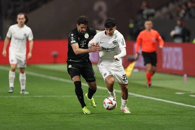 23.01.2025, xovx, Fussball UEFA Europa League, Eintracht Frankfurt - Ferencvaros Budapest emspor, v.l. Mohamed Ali Ben Romdhane (Ferencvarosi TC Budapest) Can Uzun (Eintracht Frankfurt) Zweikampf, Aktion, action, battle for the ball (DFL DFB REGULATIONS PROHIBIT ANY USE OF PHOTOGRAPHS as IMAGE SEQUENCES and or QUASI-VIDEO) Frankfurt am Main