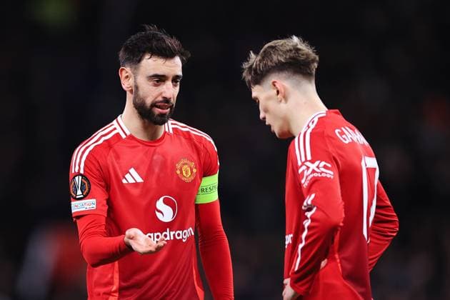 Football - UEFA Europa League - League Phase - Manchester United, ManU v Rangers 23rd January 2025 - UEFA Europa League - League Phase - Manchester United v Rangers - Bruno Fernandes of Manchester United (L) talks to Alejandro Garnacho of Manchester United - Photo: Simon Stacpoole Offside. Manchester UK Copyright: xSimonxStacpoolexOffside