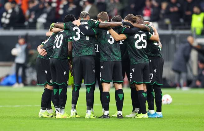 23.01.2025, Fussball UEFA Europa League, Eintracht Frankfurt - Ferencvarosi TC, emonline, emspor, v.l., Mannschaftskreis vor dem Spiel DFL DFB REGULATIONS PROHIBIT ANY USE OF PHOTOGRAPHS AS IMAGE SEQUENCES AND OR QUASI-VIDEO. xdcx Copyright: HMBxMedia Claus