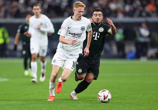 23.01.2025, Fussball UEFA Europa League, Eintracht Frankfurt - Ferencvarosi TC, emonline, emspor, v.l., Mohammed Abu Fani (Ferencvarosi TC Budapest), Hugo Larsson (Eintracht Frankfurt) DFL DFB REGULATIONS PROHIBIT ANY USE OF PHOTOGRAPHS AS IMAGE SEQUENCES AND OR QUASI-VIDEO. xdcx Copyright: HMBxMedia Claus