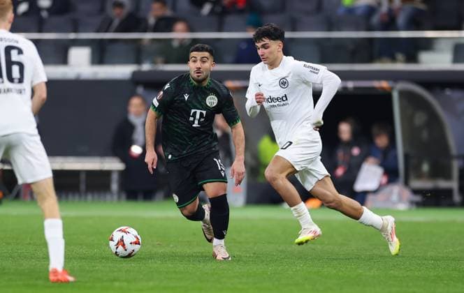 23.01.2025, Fussball UEFA Europa League, Eintracht Frankfurt - Ferencvarosi TC, emonline, emspor, v.l., Mohammed Abu Fani (Ferencvarosi TC Budapest), Can Uzun (Eintracht Frankfurt) DFL DFB REGULATIONS PROHIBIT ANY USE OF PHOTOGRAPHS AS IMAGE SEQUENCES AND OR QUASI-VIDEO. xdcx Copyright: HMBxMedia Claus