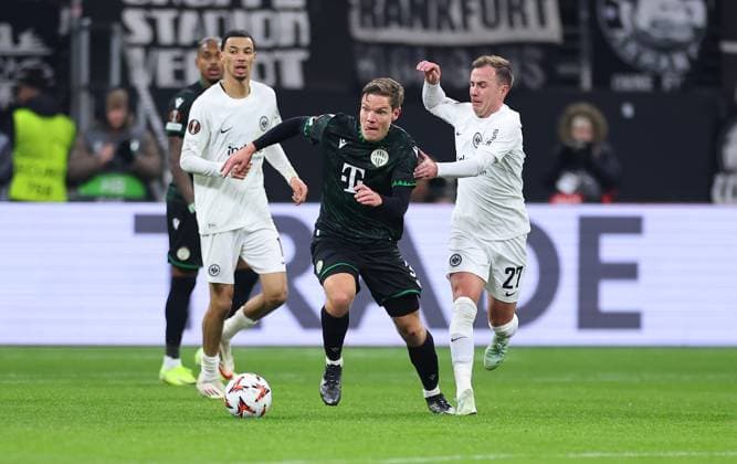 23.01.2025, Fussball UEFA Europa League, Eintracht Frankfurt - Ferencvarosi TC, emonline, emspor, v.l., Stefan Gartenmann (Ferencvarosi TC Budapest), Mario Götze (Eintracht Frankfurt) DFL DFB REGULATIONS PROHIBIT ANY USE OF PHOTOGRAPHS AS IMAGE SEQUENCES AND OR QUASI-VIDEO. xdcx Copyright: HMBxMedia Claus